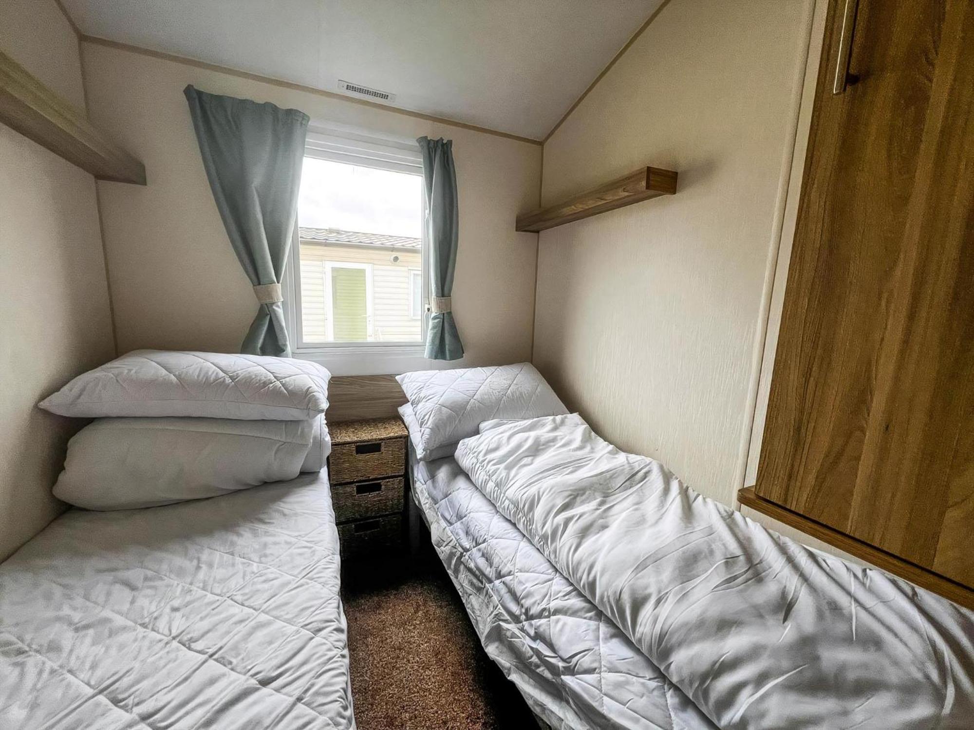 Lovely 6 Berth Caravan For Hire At Barmston Ref 62062hc *