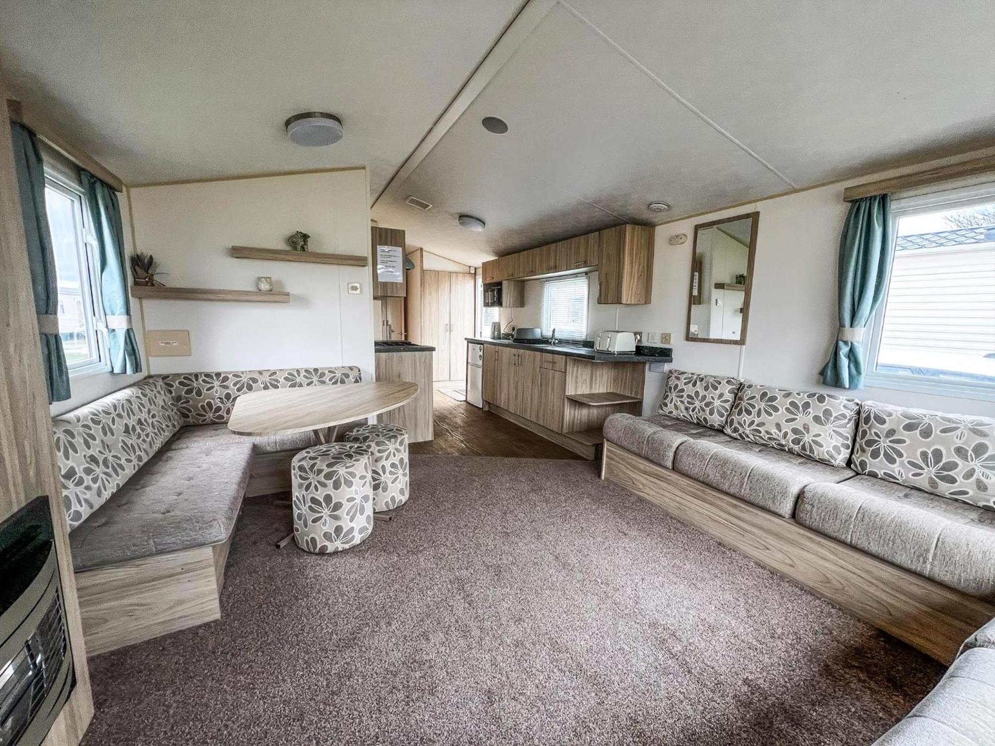Lovely 6 Berth Caravan For Hire At Barmston Ref 62062hc Lund
