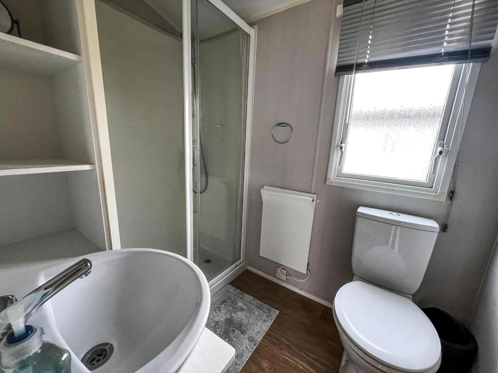 Lovely 6 Berth Caravan For Hire At Barmston Ref 62062hc Camping Lund
