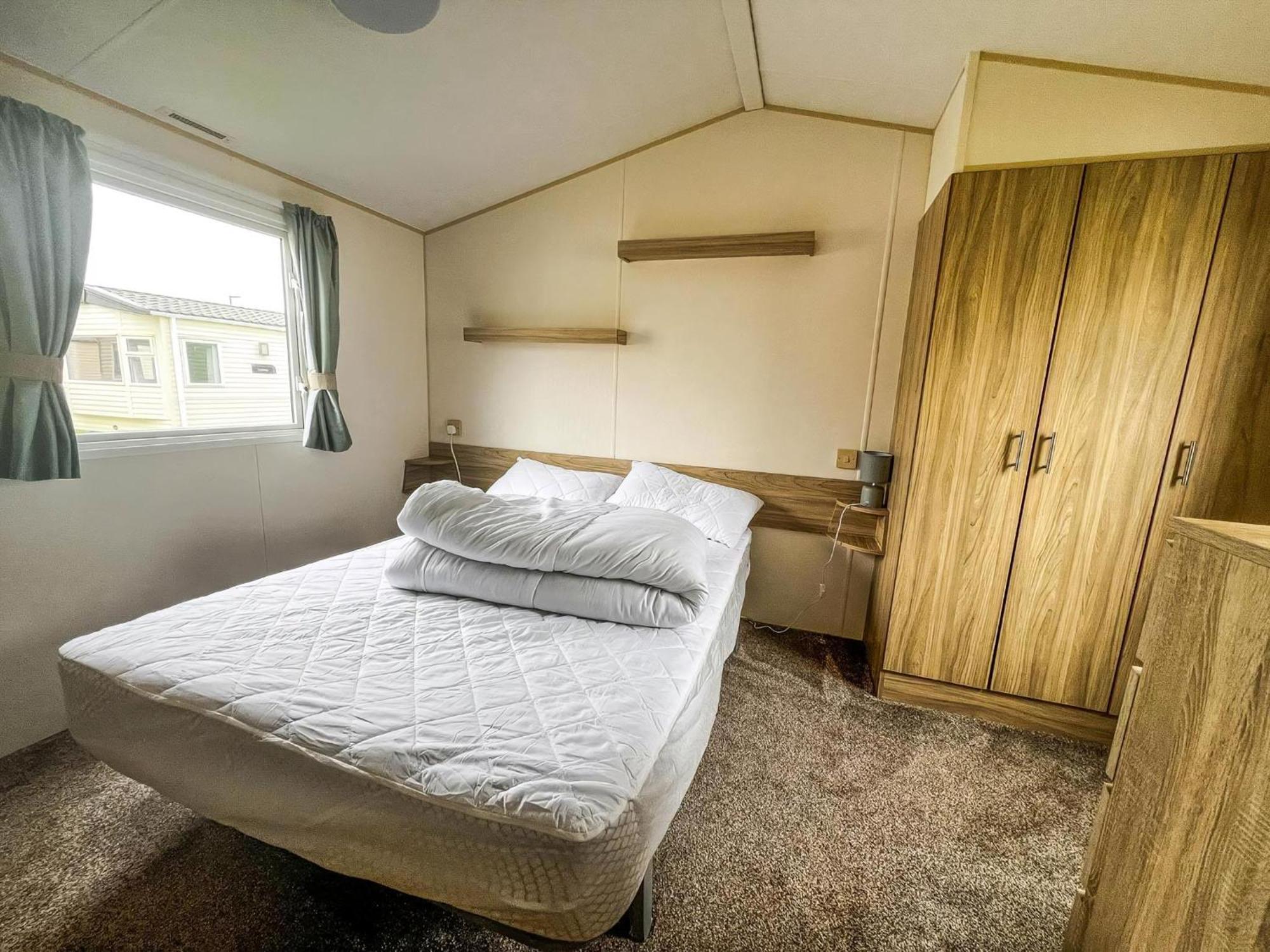 Camping Lovely 6 Berth Caravan For Hire At Barmston Ref 62062hc