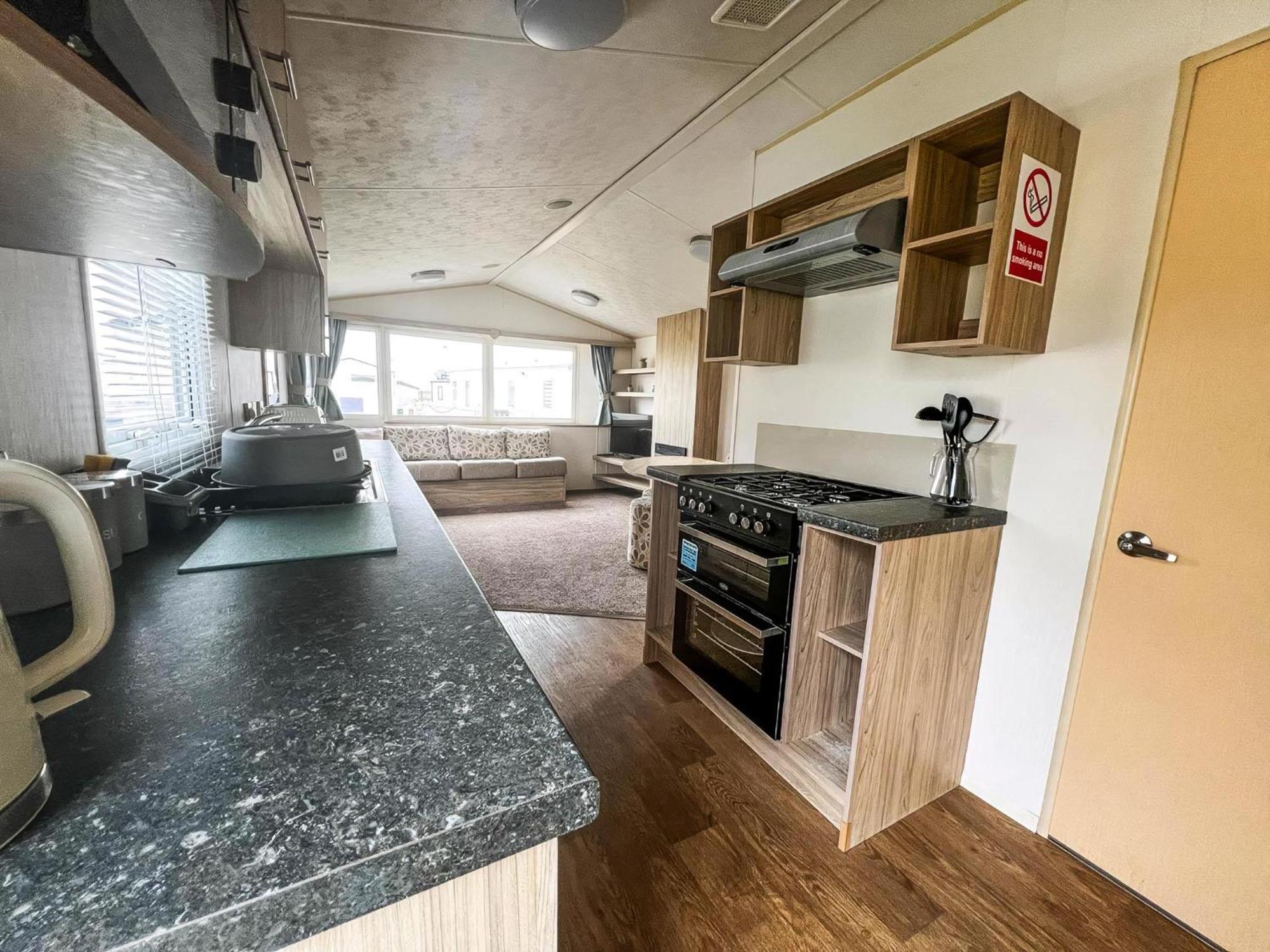 Camping Lovely 6 Berth Caravan For Hire At Barmston Ref 62062hc *